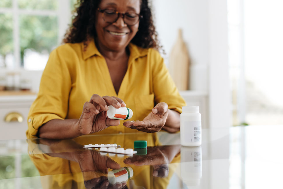 Una mujer mayor sonriente toma medicamentos, lo que simboliza una atención médica accesible y un mejor bienestar.