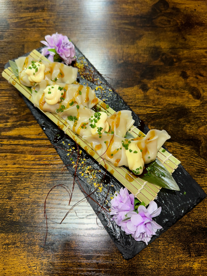 Disfruta de nuestras gyozas, hechas a mano con ingredientes frescos y auténticos, ideales como acompañamiento o plato principal
