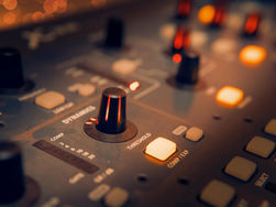 Une table de contrôle technique noire où des boutons sont allumés en rouge, jaune. Un compteur gradué est visible : cette image symbolise le contrôle mental et ses conséquences sur la santé psychologique