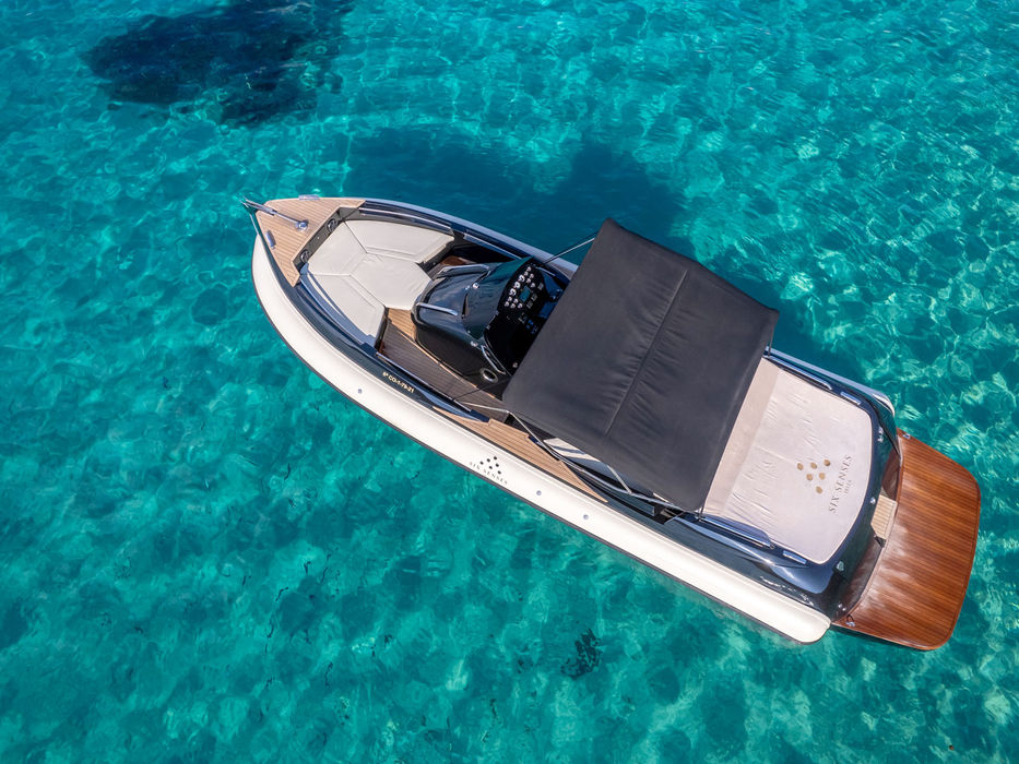 Scanner 1000 boat rent with helmsmen club