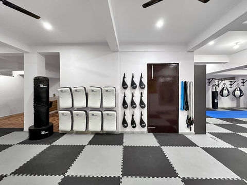 Vibrant atmosphere inside Evolvex, featuring state-of-the-art fitness equipment, enthusiastic members, and energizing kickboxing sessions.