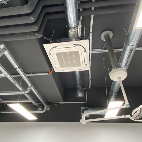 Innenausbau. Trockenbauwand montieren und spachteln. Malerarbeiten, Klimaanlage einbauen, Boden verlegen, Elektroinstallation neu, Fliesen verlegen, Türen einbauen.