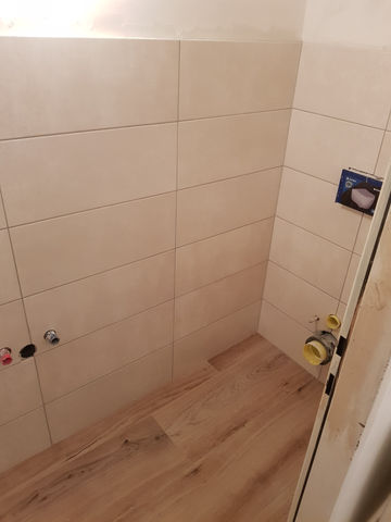 Badezimmer sanieren in Wien. Badezimmer renovieren in Wien. Fliesen verlegen, Duschwand montieren, Bodengleiche Dusche einbauen, Hänge-WC einbauen. Wasserleitungen im Bad erneuern.