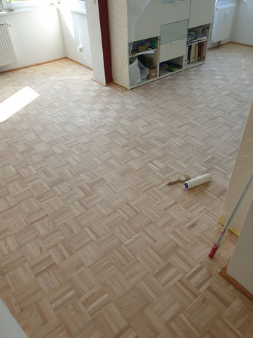 Parkett schleifen und versiegelt lackieren.