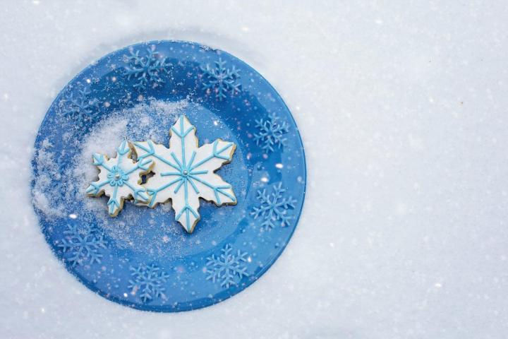blue and white snowflake cookies
