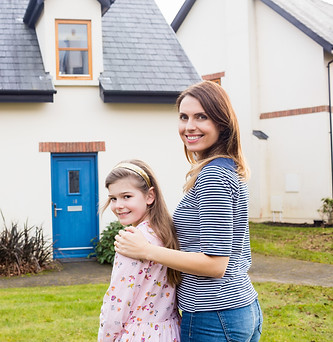 image de FREEPIK mere-fille-debout-dans-pelouse.jpg