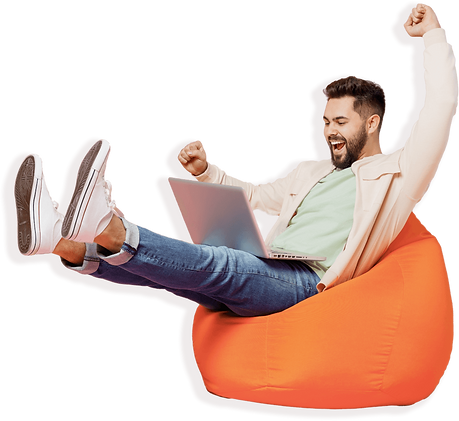 Homem feliz com notebook