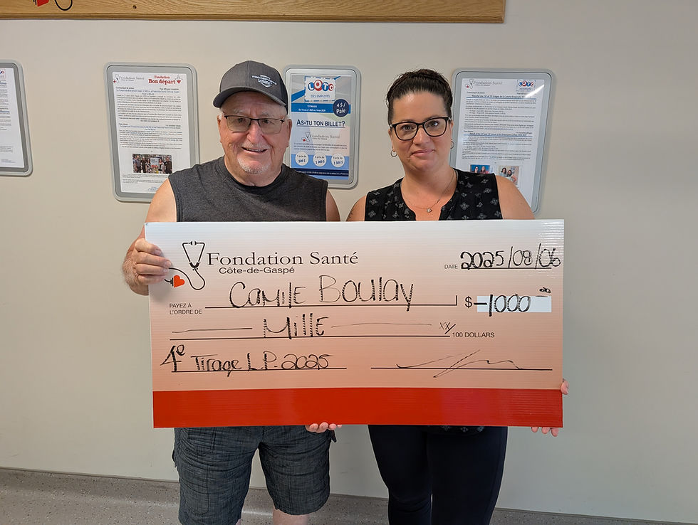 Photo : M. Camile Boulay, 4e gagnant et Mme Elisha Simon, adjointe administrative à la Fondation