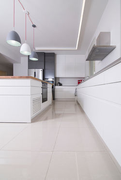 מטבח מודרני לבן