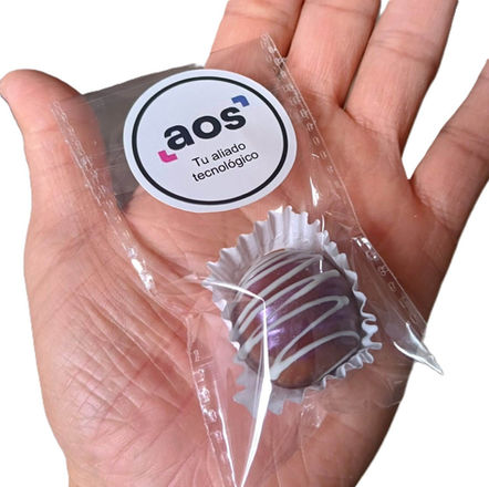 Exquisito Bombón de Chocolate personalizado y publicitario con relleno de ganache de chocolate al 58% de cacao; Ideal para eventos y regalos empresariales
Peso neto aprox: 12 gramos
