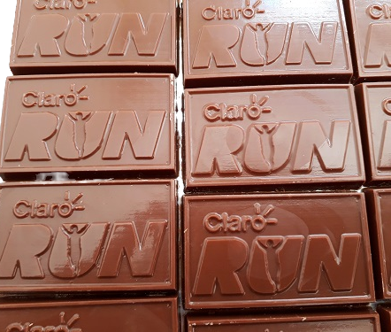 Tabletas de chocolate publicitarias troqueladas con logo en una sola cara y envoltura personalizada.