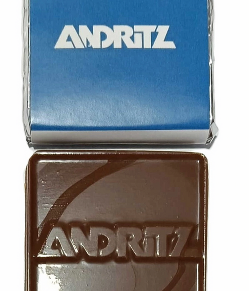 Tableta en chocolate de leche troquelada y personalizada