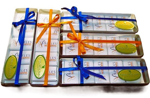 Caja en acetato personalizada por 5 chocolates de leche publicitarios.