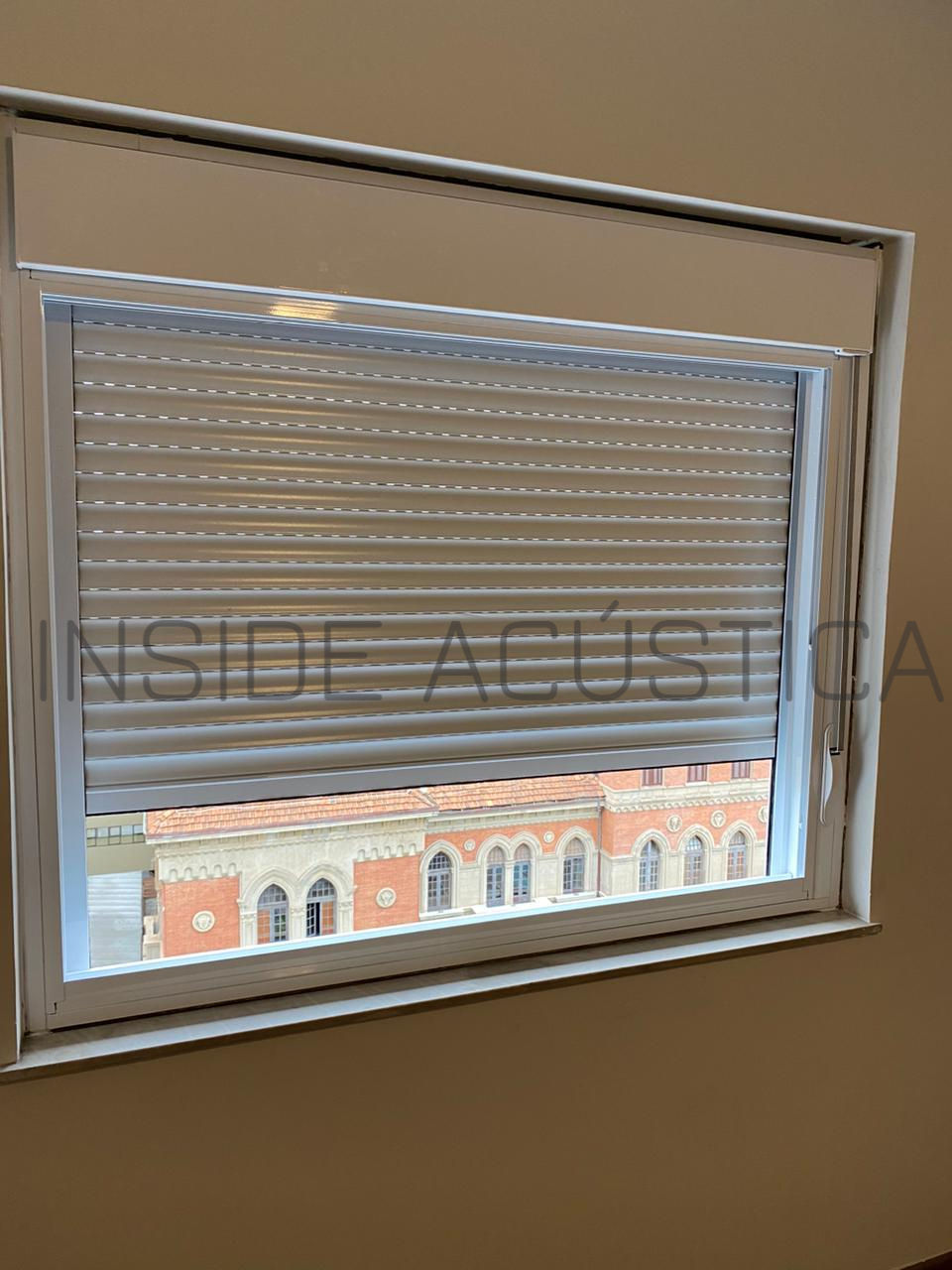 janela acústica com persiana manual