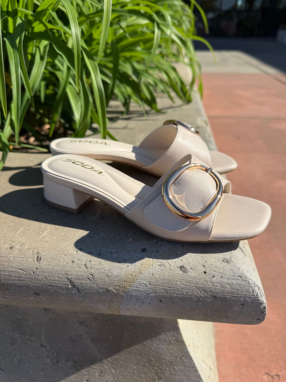 Thumbnail: Uzona Sandals