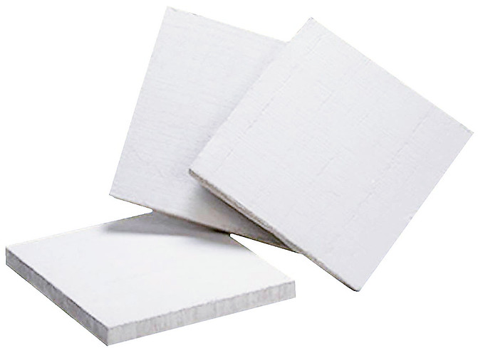 este panel rígido combina la ligereza de la fibra cerámica con la robustez estructural necesaria para aplicaciones industriales de ciclo pesado.