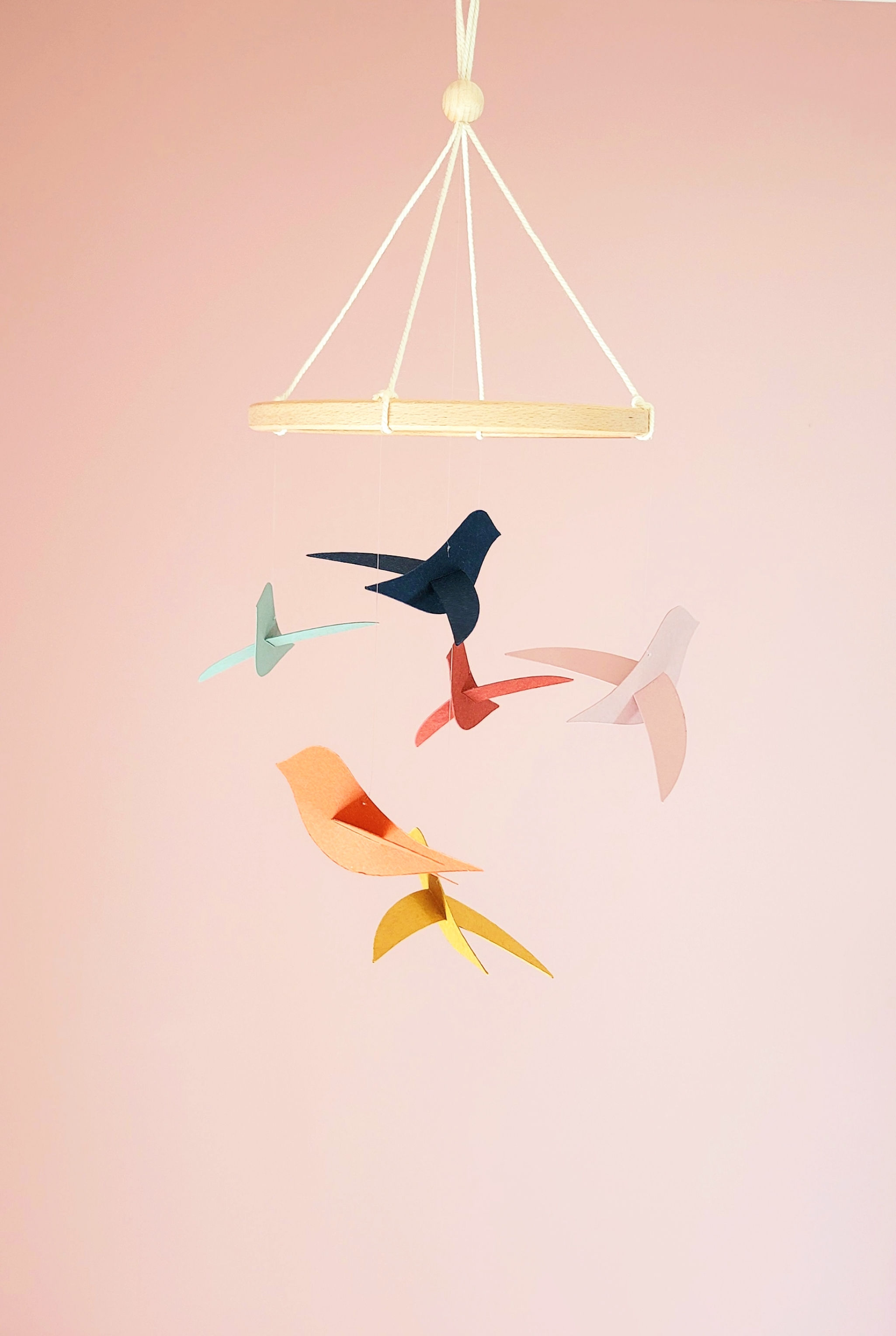 Mobile en papier recyclé avec oiseaux multicolores – fabrication artisanale française pour chambre bébé.