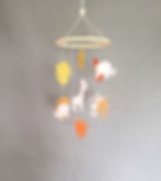 Un mobile bébé unique, mêlant animaux adorables et feuilles tropicales, pour une décoration à la fois poétique et joyeuse.