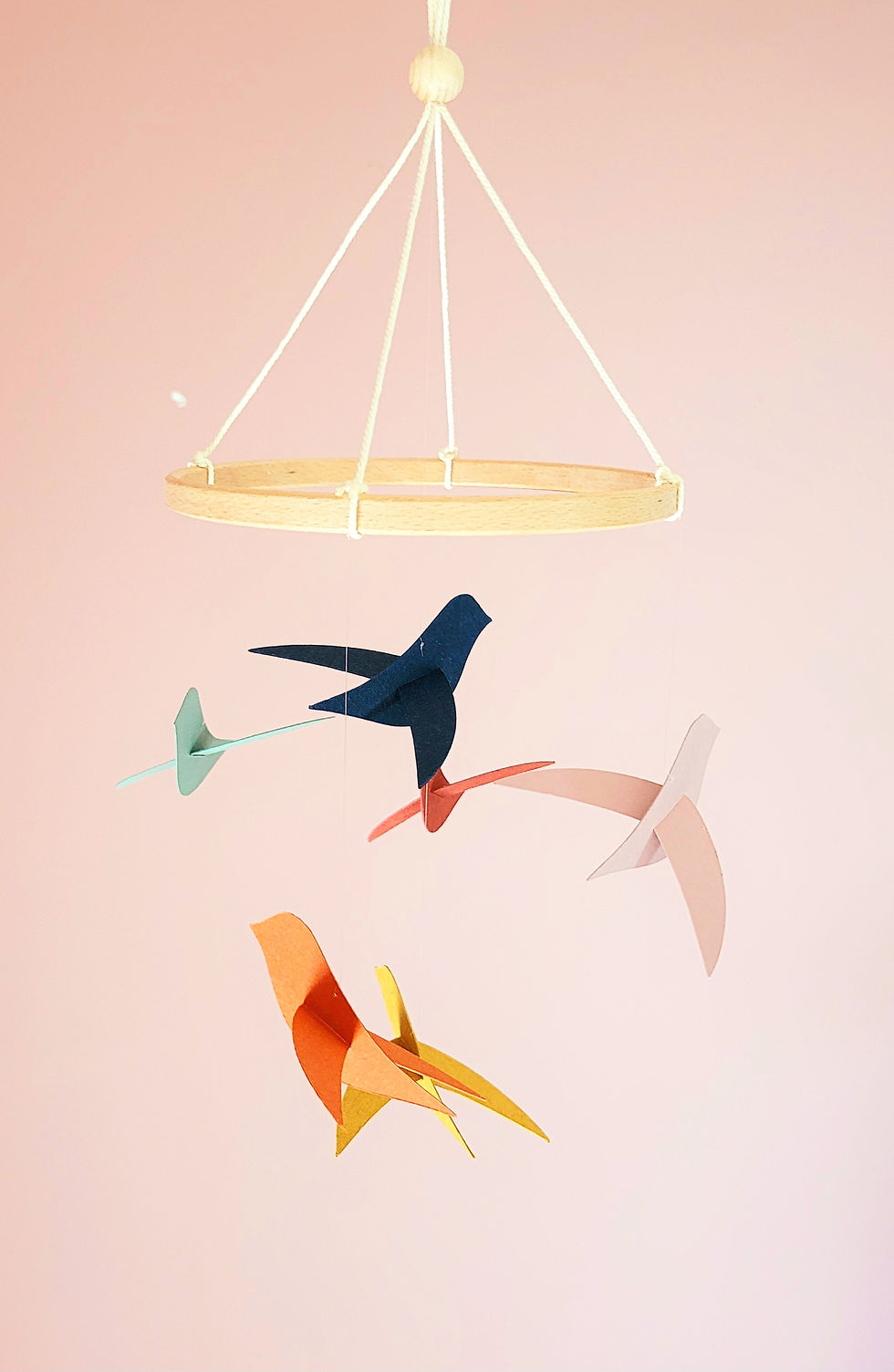 Miniature : Mobile artisanal en papier avec oiseaux 3D – décoration éthique et poétique pour chambre de bébé.