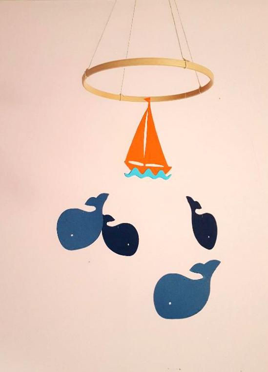 Miniature : Mobile marin pour bébé, avec un petit bateau et des baleines en papier recyclé.