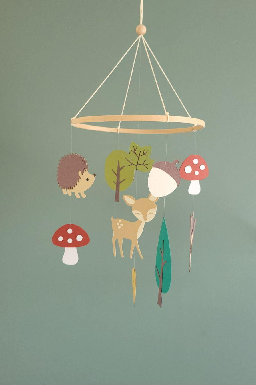 Mobile bébé forêt avec faon, hérisson et champignons en papier recyclé, décoration écologique pour chambre mixte.