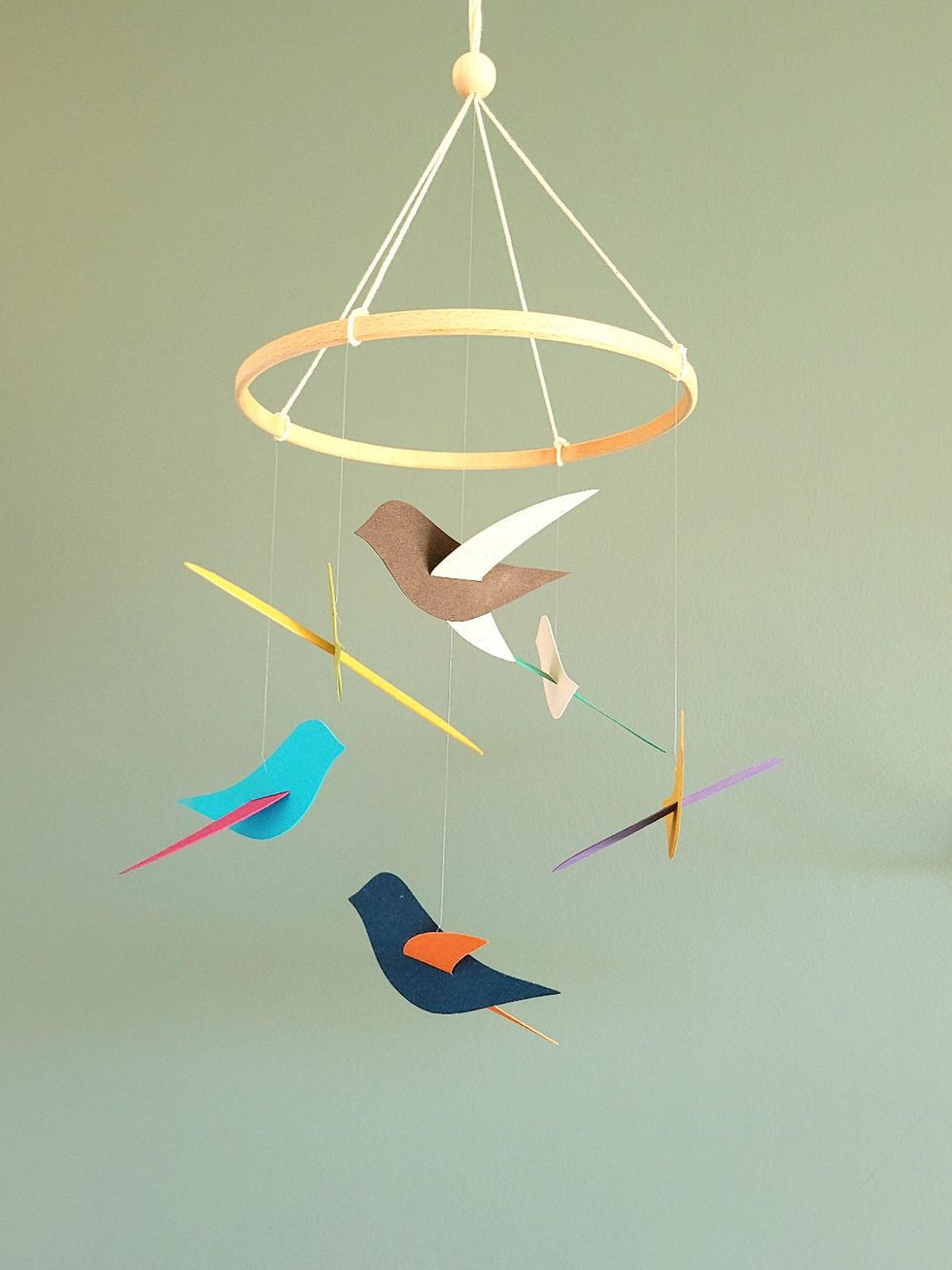 Miniature : Cadeau de naissance éthique : mobile oiseaux en papier multicolore fait main, design léger et apaisant pour bébé.