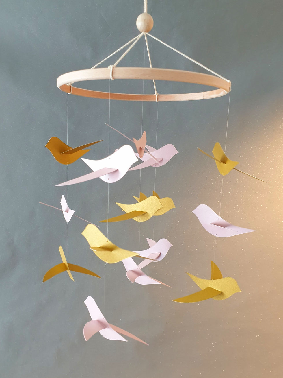 Miniature : Mobile bébé 15 Oiseaux or et vieux rose sur cercle en bois 20x45cm