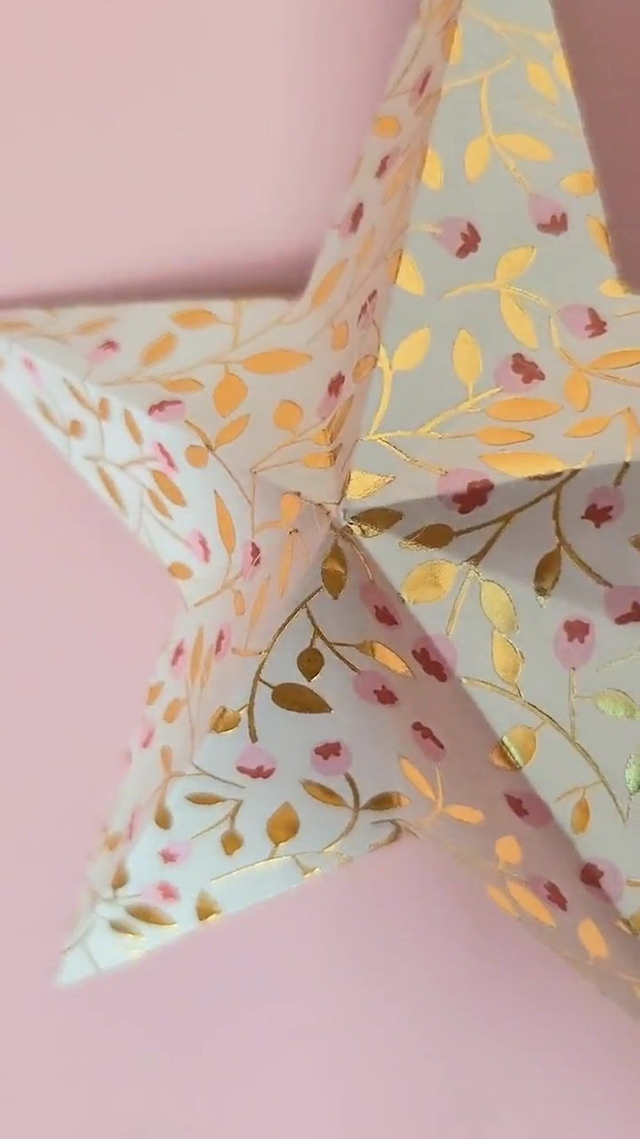 Miniature : Etoile 3D 14x4cm à fleurs or et rose sur fond blanc - La fabrique en papier