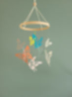 Suspension papillons écoresponsable, fabriquée à la main en papier recyclé et cercle en bois.