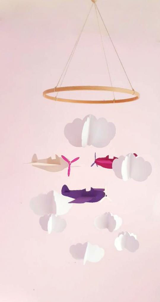 Miniature : Mobile décoratif avion – Un ciel miniature avec avions et nuages en papier recyclé, fait main en France. Léger et apaisant.