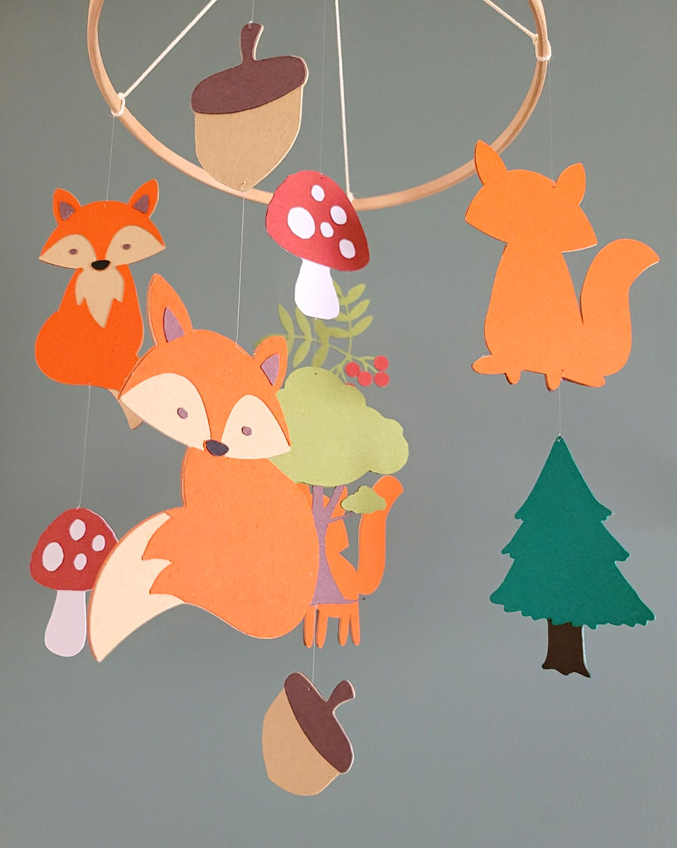 Miniature : Mobile bébé original en papier avec animaux des bois. Décoration forêt, cadeau de naissance mixte ou baby shower.
