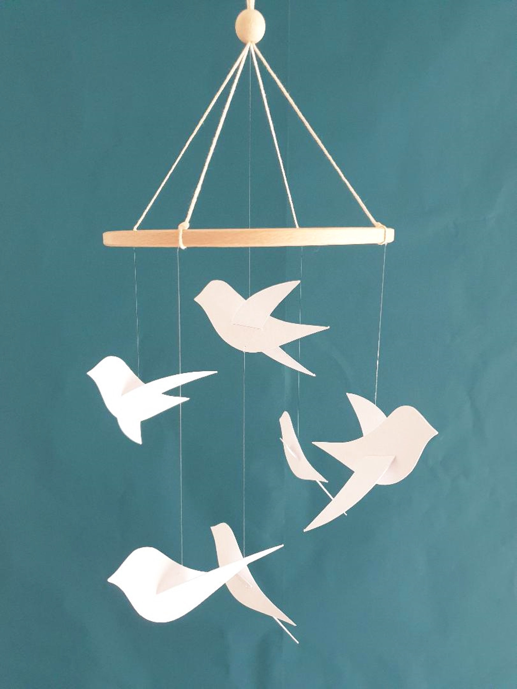 Mobile 6 oiseaux blancs sur cercle en bois 20x45 cm