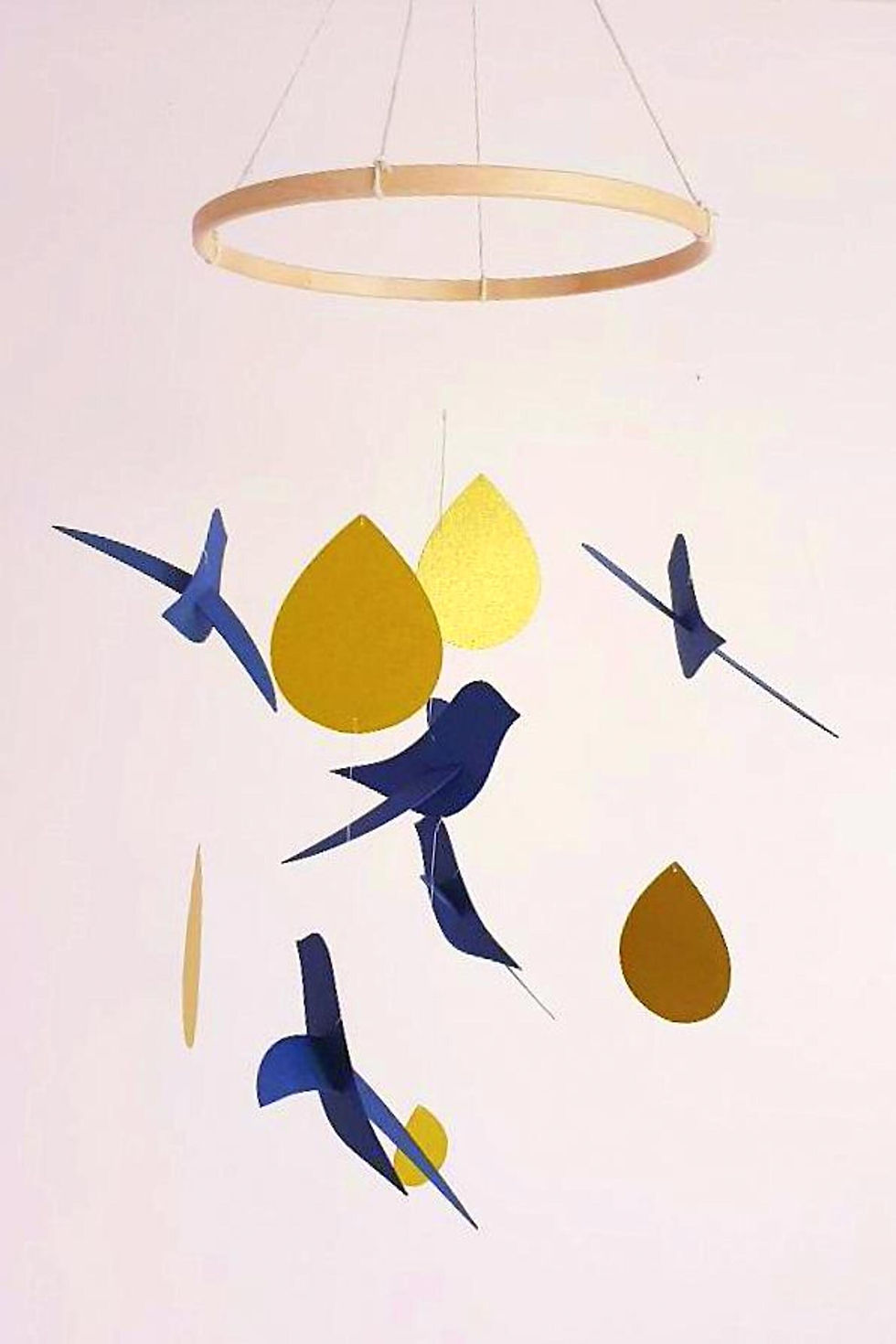 Miniature : Mobile bébé 5 Oiseaux bleu marine Gouttes or sur cercle en bois