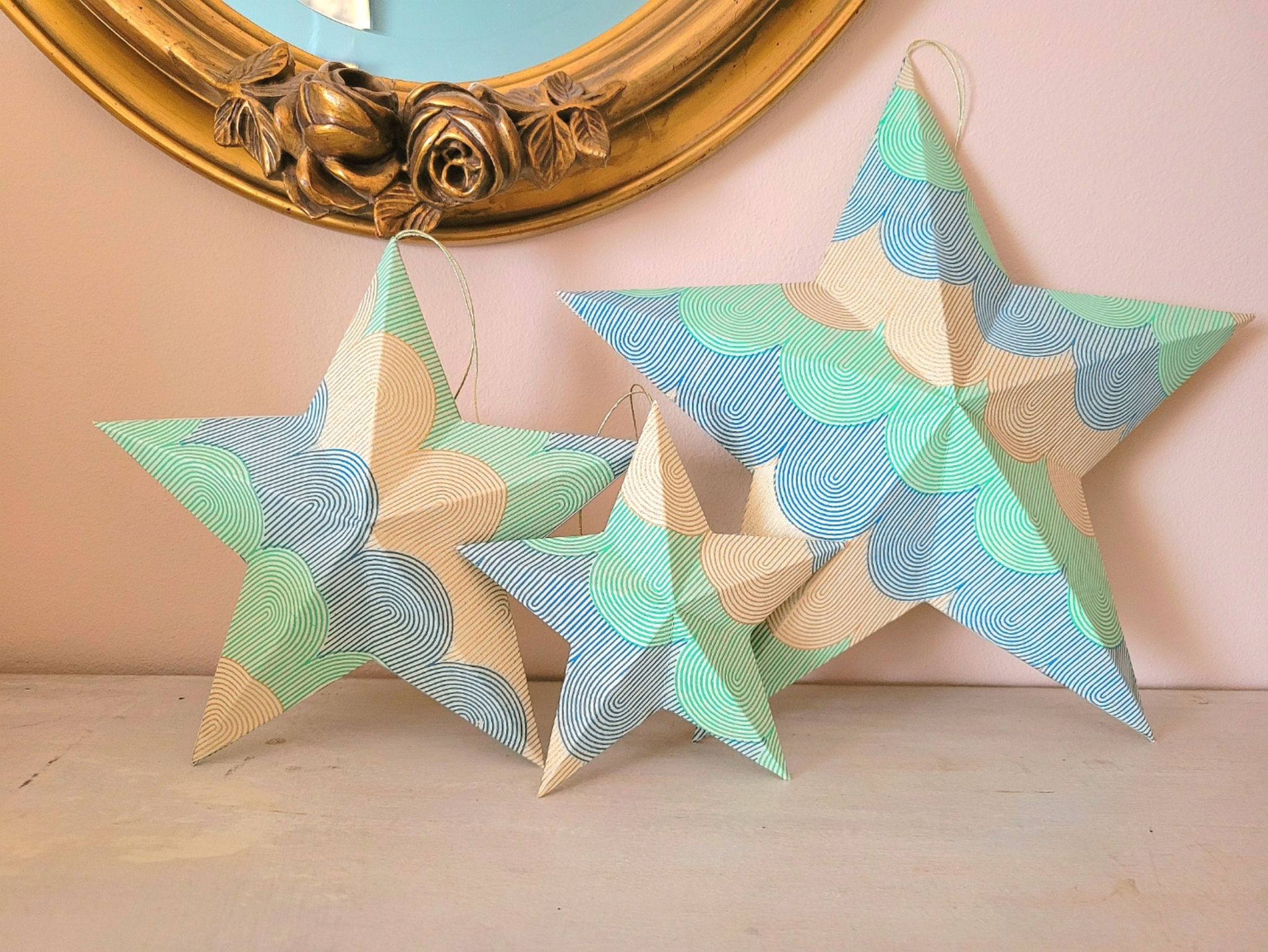 Lot étoiles 3D en papier fait main sur fil doré au choix