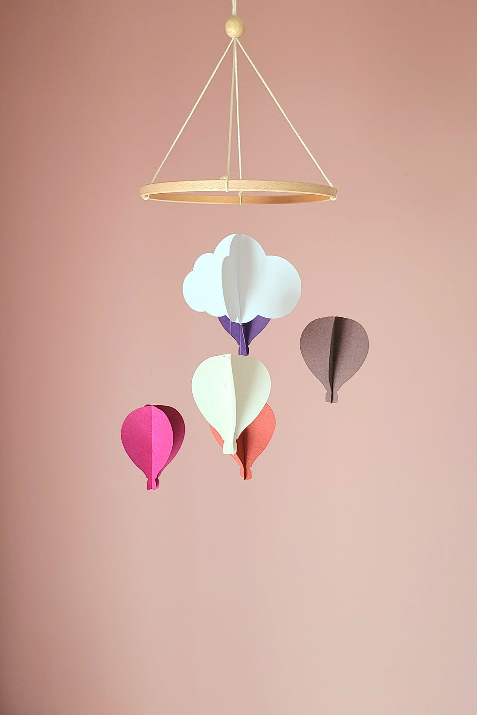 décoration aérienne, composée de montgolfières et de nuages en 3D.