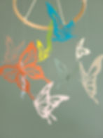 Mobile bébé papillon personnalisable en taille, idéal cadeau de naissance ou déco de chambre enfant.