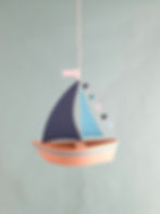 Mobile marin pour chambre de bébé, bateau en papier fait main aux couleurs douces.