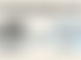 Handgezeichnete Illustration zum Thema Emotionscoaching in Bonn – links eine Person mit Gedankenwirrwarr im Kopf, rechts dieselbe Person mit klarem Kopf und Lächeln, verbunden durch einen Transformationspfeil