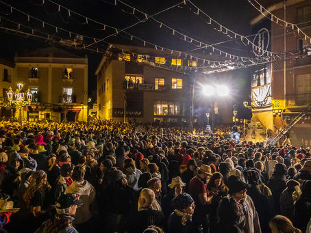 El públic assistent a l'Escaldà rium 2025 esperan l'inici de la festa del foc i de l'aigua
