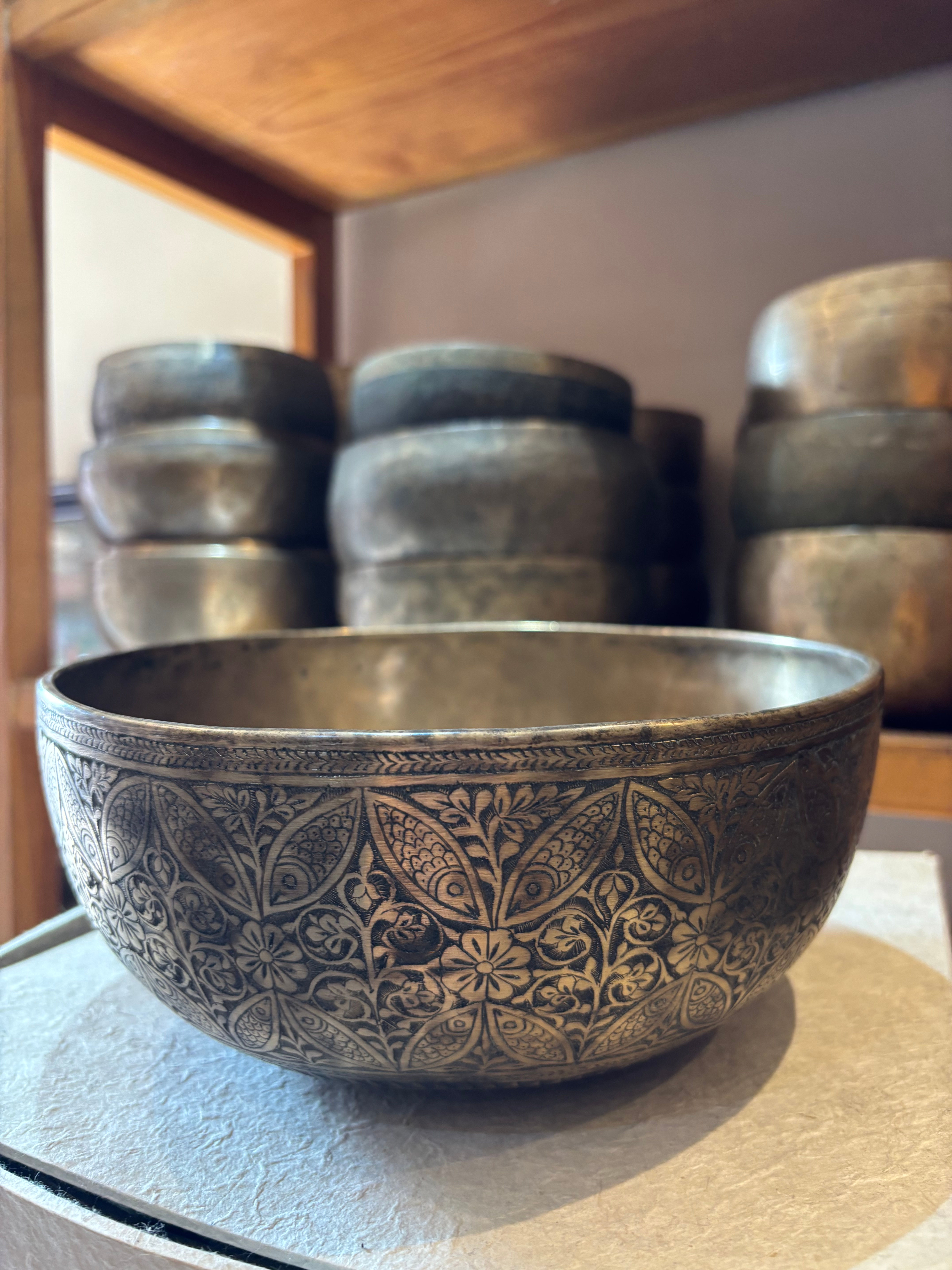 Medium Hand-Carved Jambati Singing Bowl / 22.5cm / A2
