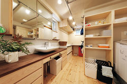 収納が豊富で使い勝手のよい洗面化粧室。アイロンなどの家事にも便利