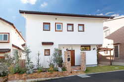 土地はOh!のサポートで購入。浴室の窓(左から2つめ)のみ樹脂サッシに