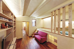 中庭をはさんでDKと緩やかに分離したリビングにはステキな畳コーナーも