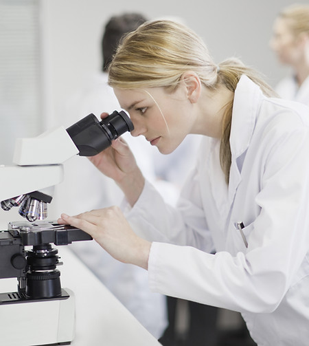 Femme scientifique en utilisant un microscope
