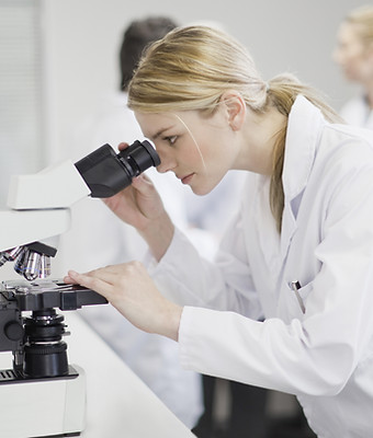 Weiblicher Wissenschaftler Mit Mikroskop