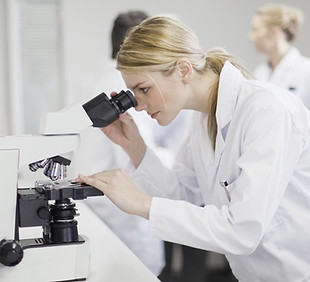 Femme scientifique en utilisant un microscope
