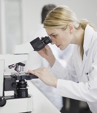 顕微鏡を使用した女性科学者