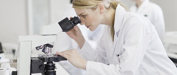 顕微鏡を使用した女性科学者