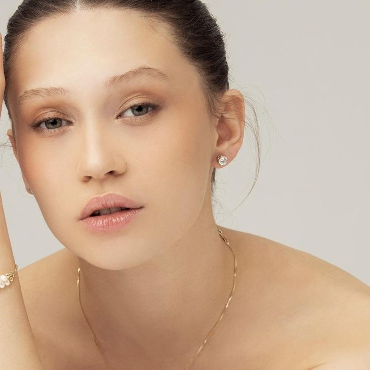 Thumbnail: Duchess Six-Prong Studs Earrings