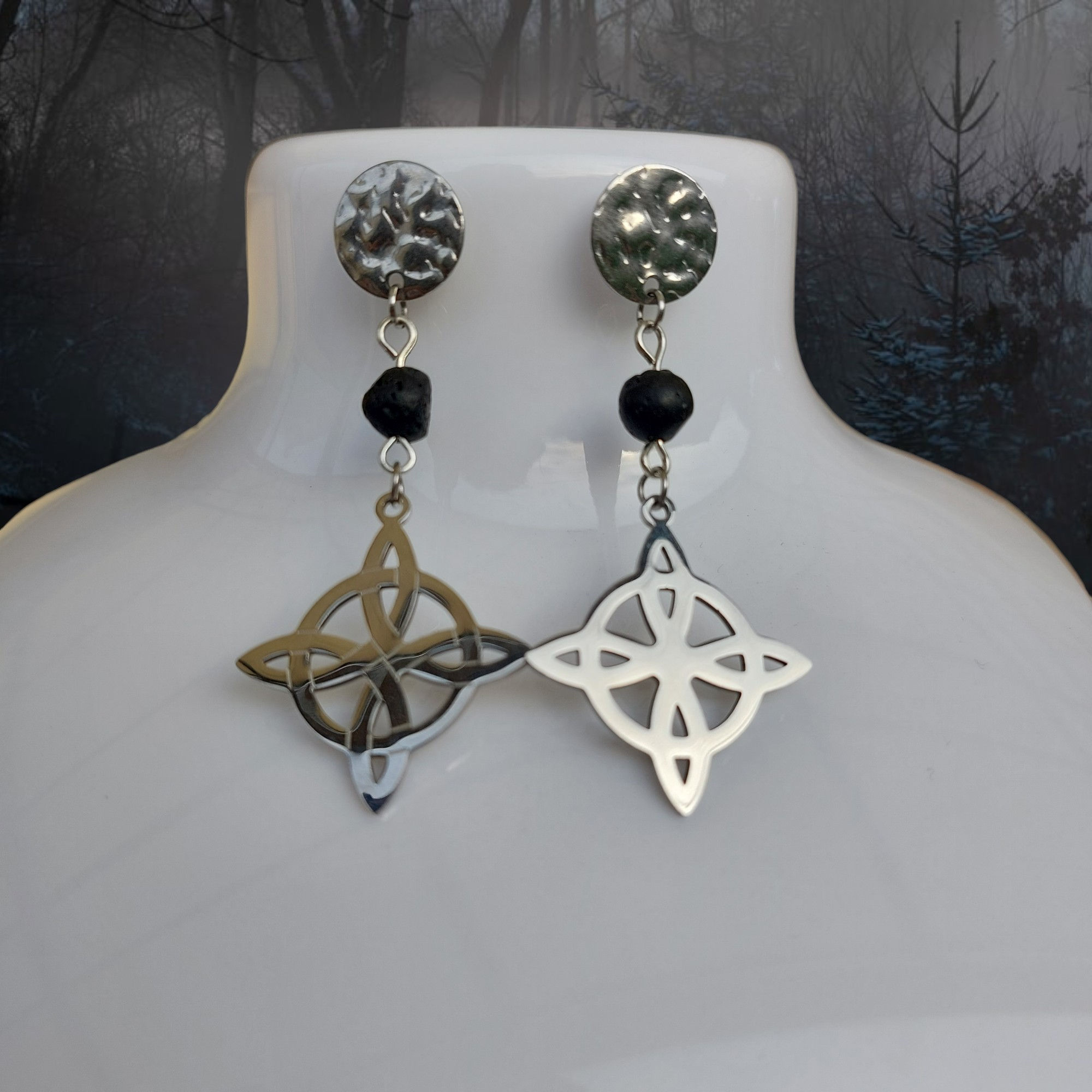 🖤 Boucles d’oreilles “Nœud de Sorcière” – Acier inoxydable & pierre de lave 🖤